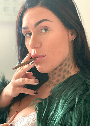 Womenwhosmoke Model